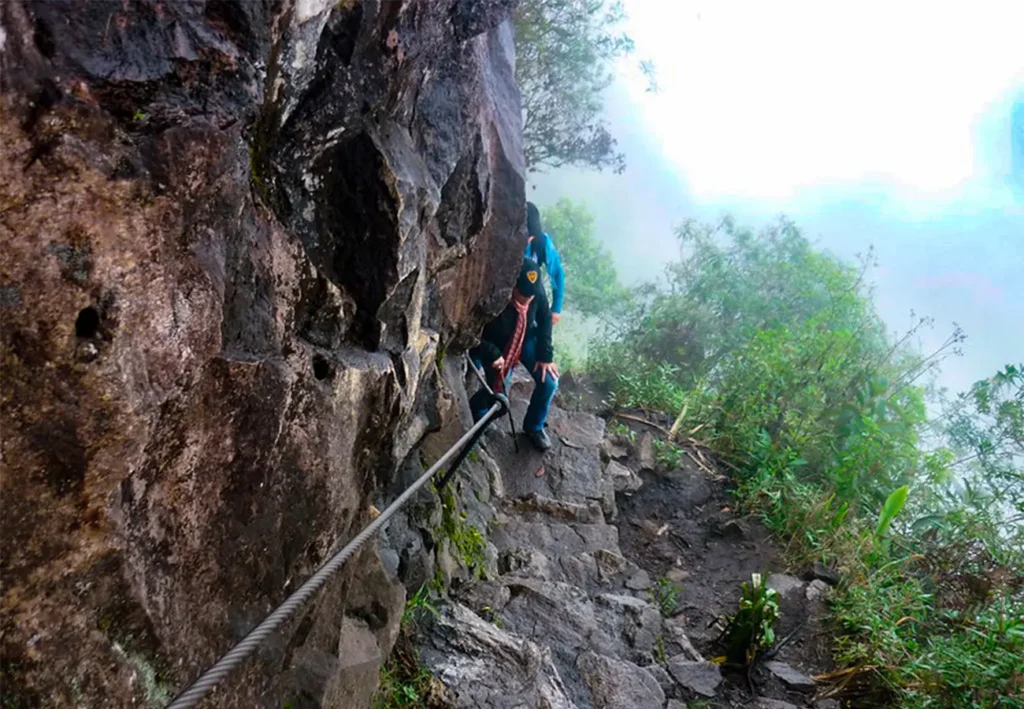 hiking huayna picchu